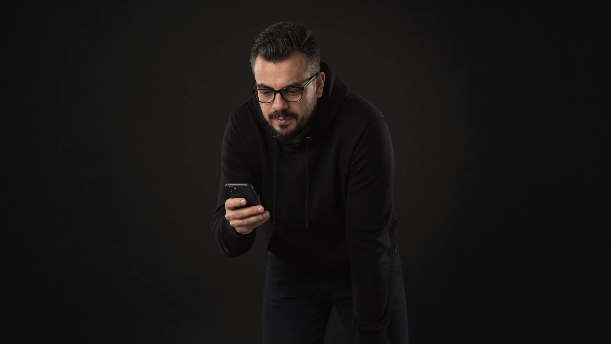 Sönke Berger prüft Mobile-Storefront auf Smartphone — Shopify-Hilfe mit Theme-Customizing, Liquid und Hydrogen