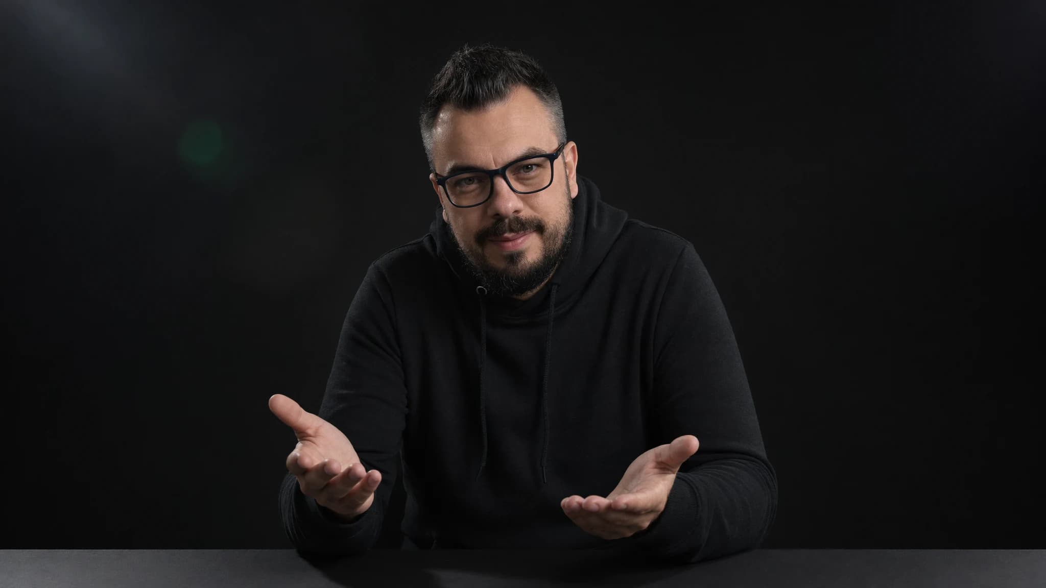 Sönke Berger erklärt Leistungen mit Hand-Geste — Webentwickler für Onlineshops, Festpreis-Pakete für Shopware-, Shopify- und WooCommerce-Shops
