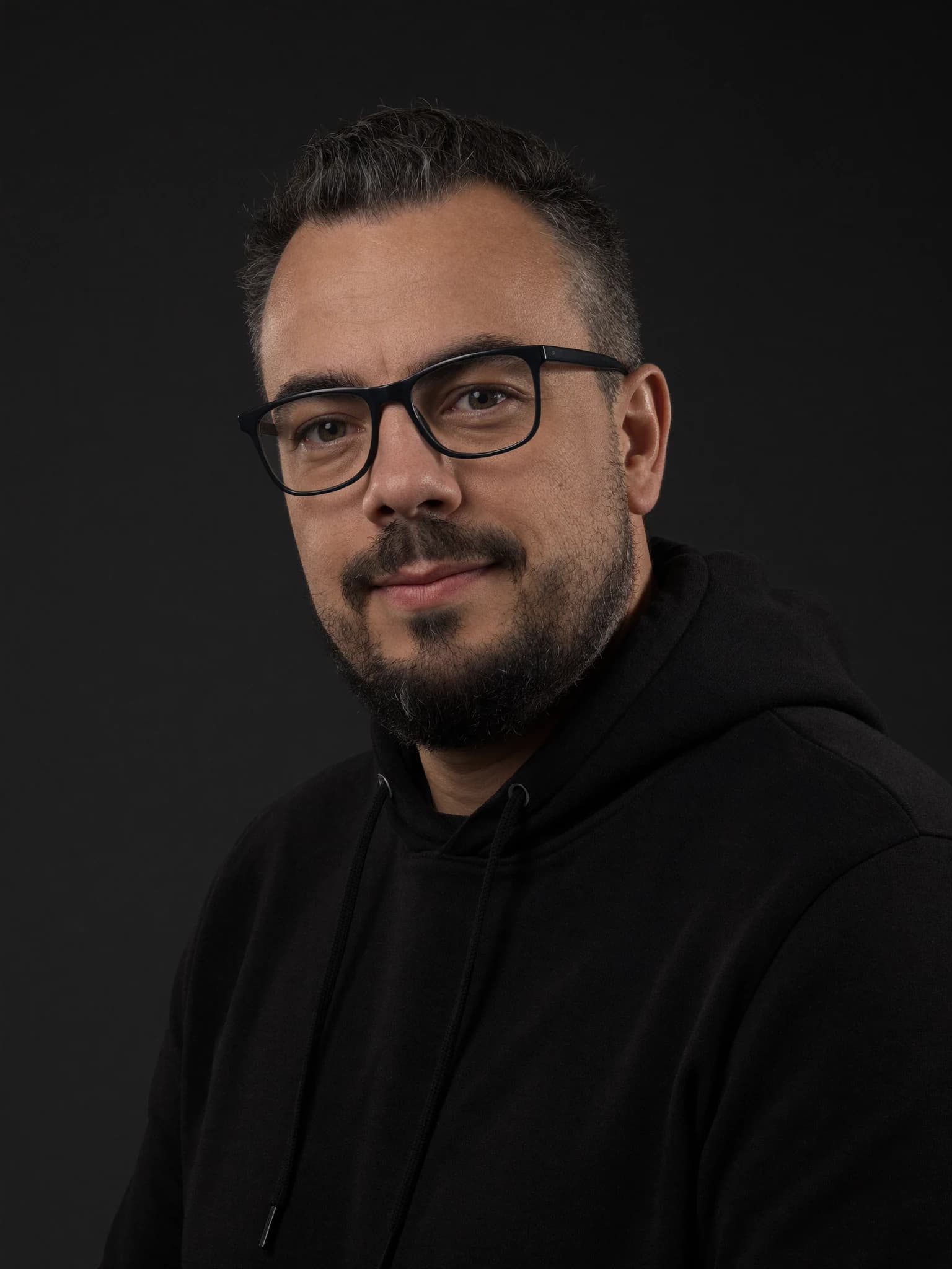 Sönke Berger im Studio-Portrait — persönlicher und ruhiger Blick, Webentwickler aus Uelzen